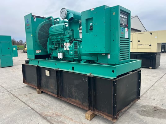 500 KW Onan, Cummins #KTA19-G4, diesel generator w/base fuel tank, 277/480 Volts, 1999 - Image 3