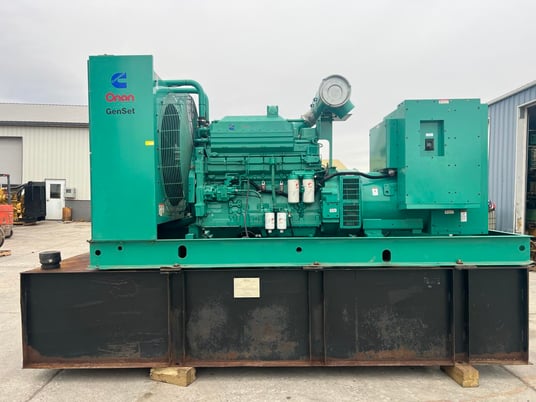 500 KW Onan, Cummins #KTA19-G4, diesel generator w/base fuel tank, 277/480 Volts, 1999 - Image 4