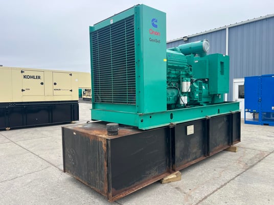 500 KW Onan, Cummins #KTA19-G4, diesel generator w/base fuel tank, 277/480 Volts, 1999 - Image 5