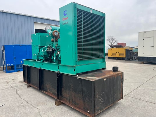 500 KW Onan, Cummins #KTA19-G4, diesel generator w/base fuel tank, 277/480 Volts, 1999 - Image 6