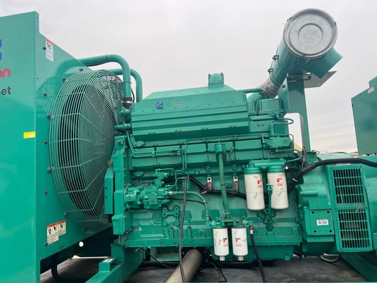 500 KW Onan, Cummins #KTA19-G4, diesel generator w/base fuel tank, 277/480 Volts, 1999 - Image 9