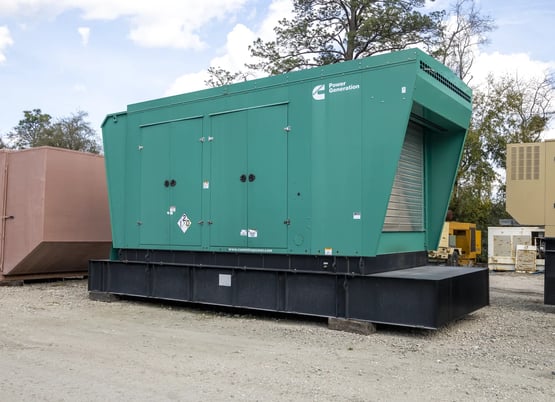 1000 KW Cummins #DQFAD-8403803, Diesel Generator, 1202 amps, 1800 RPM, 277/480 Volts, 3PH, 563 hours, 2011 - Image 2