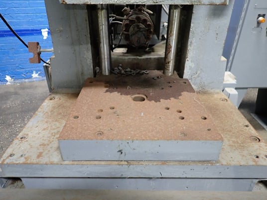 Newbury #V4-30ARS, vertical injection molder, with electrical cabinet, 12" x 13-1/2" platen, 1996 - Image 7