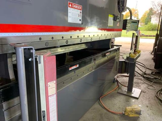 90 Ton, Cincinnati #90FMII, hydraulic press brake, 10' overall, 8' 6-3/4" between housing, 8" stroke, 25 HP - Image 2