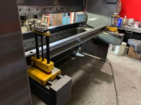 90 Ton, Cincinnati #90FMII, hydraulic press brake, 10' overall, 8' 6-3/4" between housing, 8" stroke, 25 HP - Image 3