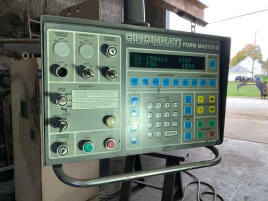 90 Ton, Cincinnati #90FMII, hydraulic press brake, 10' overall, 8' 6-3/4" between housing, 8" stroke, 25 HP - Image 4