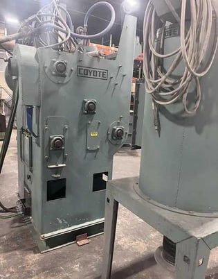 Coyote 407BG, 4-Nozzle Tumble Blast, 6 cu. ft. capacity, reclaim system, new spare belt, automatic controls - Image 2