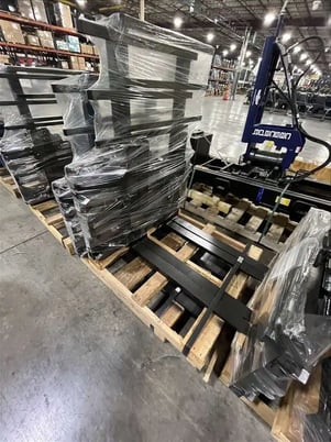 5500 lb. Rightline #LPM, custom signel/dual pallet handler, 36" x 3.2" x 2" forks, 43" frame width - Image 2