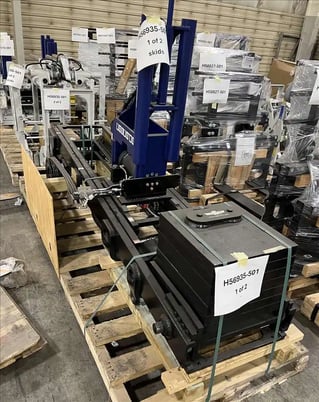 Cascade #5C, layer picker, 2-stage mast, 105" lift height, 4-adjustable side thrust blocks in upper carriage - Image 1