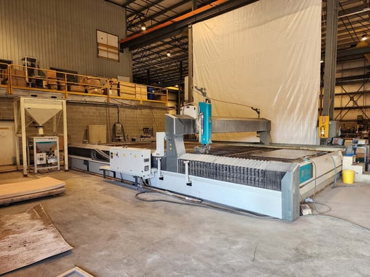 Flow #M500-4080-XD, Waterjet, 13' 1" x 26' work envelope, 380-480 Volt, 100 HP, 940000 max. psi HyperJet - Image 1