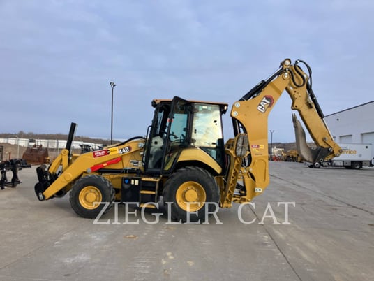 Cat 440-07, Backhoe Loader, 565 hours, S/N: MZX00388, 2022 - Image 5