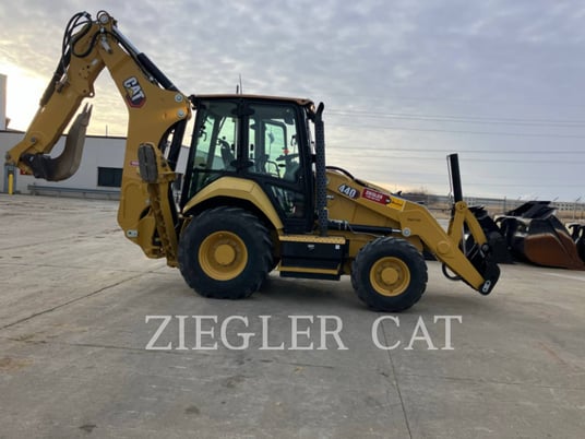 Cat 440-07, Backhoe Loader, 565 hours, S/N: MZX00388, 2022 - Image 6