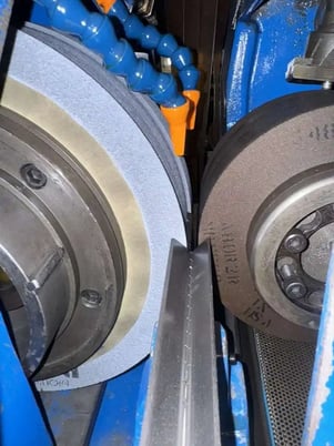 Cincinnati Milacron No. 220-8, centerless grinder, with Hayes 3020 Servo automated in/thru feed - Image 8