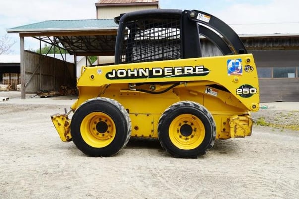 John Deere 250, Skid Steer, 2.9L Diesel Engine, 66" Bucket, 250 Amps, 2400 RPM, 18.5 hours - Image 2