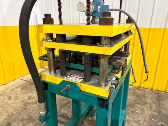 7 Ton, Airam #AP7, pneumatic cut-off press, 1/2" stroke, 27.5" btwn posts, 19.5" x 34" bed & ram\ - Image 7