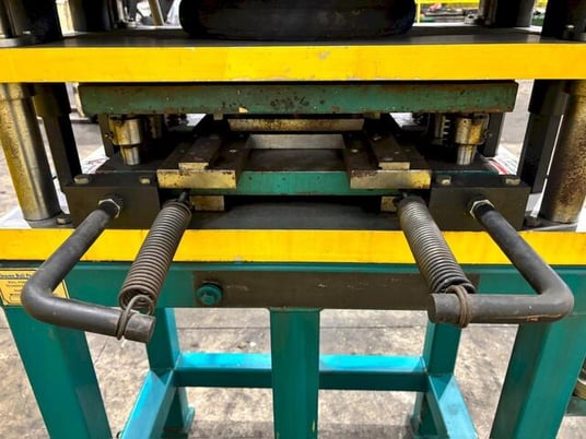 7 Ton, Airam #AP7, pneumatic cut-off press, 1/2" stroke, 27.5" btwn posts, 19.5" x 34" bed & ram\ - Image 10