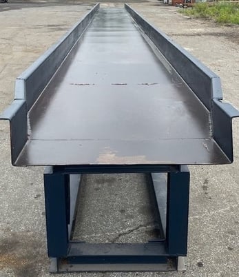30" wide x 36' long, Shaker conveyor, heavy duty steel pan with raised side walls - Image 1