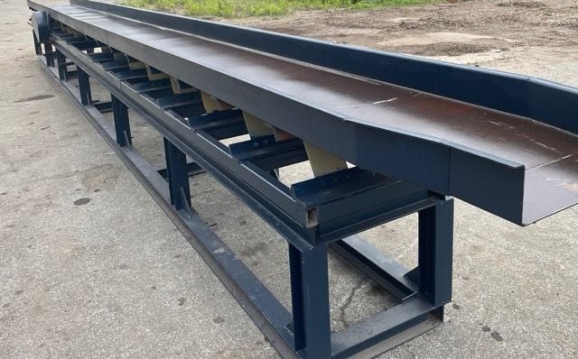 30" wide x 36' long, Shaker conveyor, heavy duty steel pan with raised side walls - Image 4