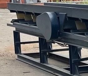 30" wide x 36' long, Shaker conveyor, heavy duty steel pan with raised side walls - Image 5