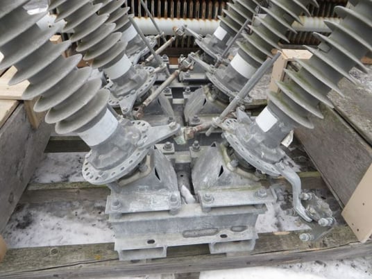 2000 Amp. PASCOR, CBSA, 115 KV., HORIZONTAL MT, CENTER BREAK, UNUSED - Image 2