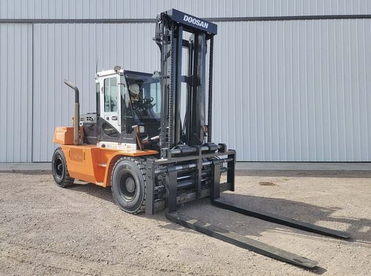 25000 lb. Daewoo Doosan #D120S-7, forklift, 148" lift height, Doosan DL06P diesel engine, solid tires, 2 - Image 2