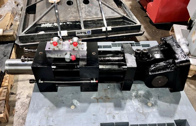 MTS #204.81, hydraulic actuator, 110 KIP (500kN), 6" dynamic/6" static stroke, swivel base, reconditioned - Image 2