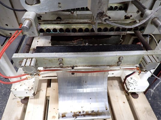 Universal Packaging #S1500CA, Vertical Form Fill & Seal Machine, 208 V, 2002 - Image 5