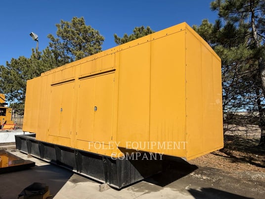800 KW Caterpillar #C27, diesel generator set, 480 Volts, 668 hours, Tier 2, enclosure, tramont fuel tank - Image 1