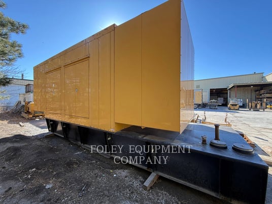 800 KW Caterpillar #C27, diesel generator set, 480 Volts, 668 hours, Tier 2, enclosure, tramont fuel tank - Image 2