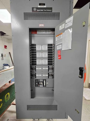 400 Amp. General Electric Spectra Series, Panelboard, 480 Volts, 3Ph, 4 Breakers & Main - Image 1
