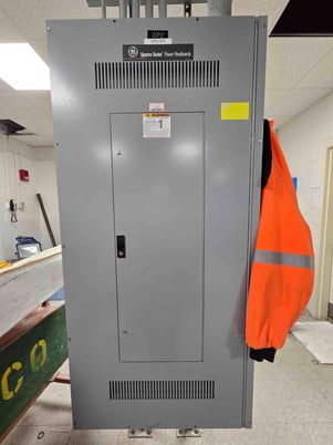 400 Amp. General Electric Spectra Series, Panelboard, 480 Volts, 3Ph, 4 Breakers & Main - Image 2