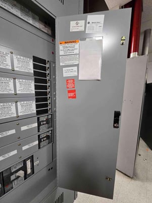 400 Amp. General Electric Spectra Series, Panelboard, 480 Volts, 3Ph, 4 Breakers & Main - Image 3