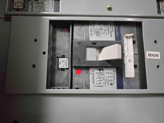 400 Amp. General Electric Spectra Series, Panelboard, 480 Volts, 3Ph, 4 Breakers & Main - Image 9