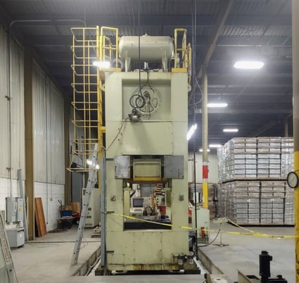 330 Ton, Komatsu #E2G300-3UMS, Straight side double crank press, 14.1" stroke, 98.4" x48" bed, 39.5" Shut - Image 5