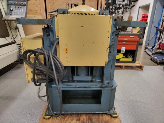 8-5/8" x 8-5/8" x 1/8" Amada #CS-220, corner notcher, foot pedal - Image 5