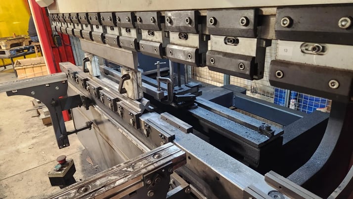 Dener #DSXL100, hydraulic press brake, Gooseneck punch and 4-way die, 2015 - Image 4