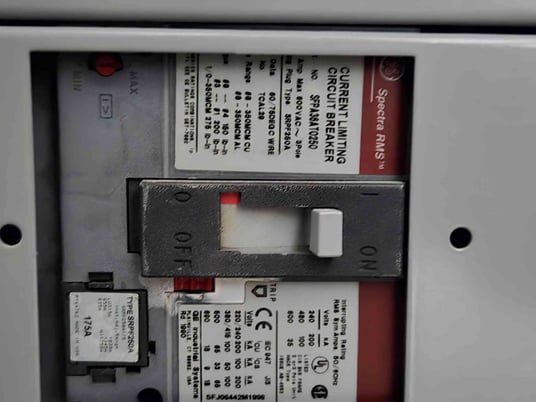 800 Amp, GE Spectra #SFPA36AT0250, Panelboard w/ Main, Meter, 3 Breaker - Image 8