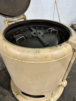 Barrett #1100, automatic post type centrifugal sludge & chip spinning oil extractor, cover with lifting hooks - Image 3