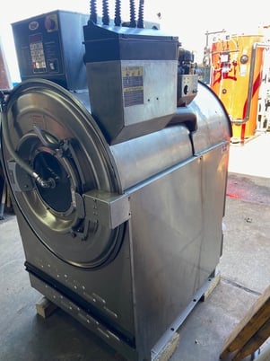 60 lb. Unimac #UW60PVQ PVQ High Speed Washer/Extractor, Dealer Reconditioned - Image 2
