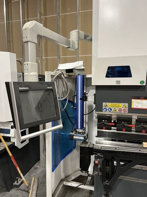150 Ton, Accurl #GeniusPrime, 5-Axis CNC press brake, 10' overall, 106.2" between housing, 7087" stroke, 2022 - Image 2