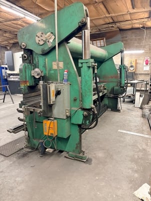 160 Ton, Accurpress #716012, press brake, 12' overall, 124" between housing, 8" stroke, 10" throat, 14" open - Image 2