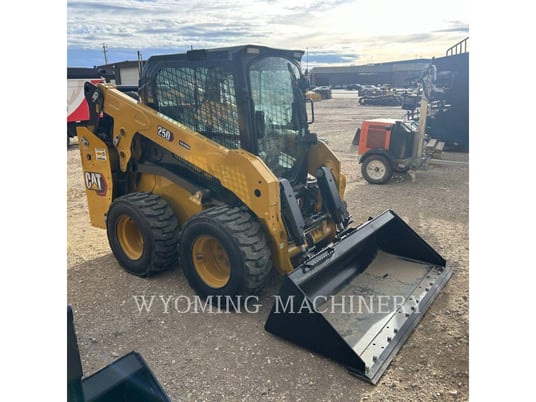 Cat 250, Skid Steer Loader, 8 hours, S/N: 5L601121, 2025 - Image 2