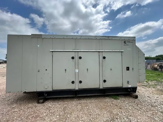350 KW Cummins #DFCC5750510, diesel generator, enclosed, 277/480 Volts, 2006 - Image 2