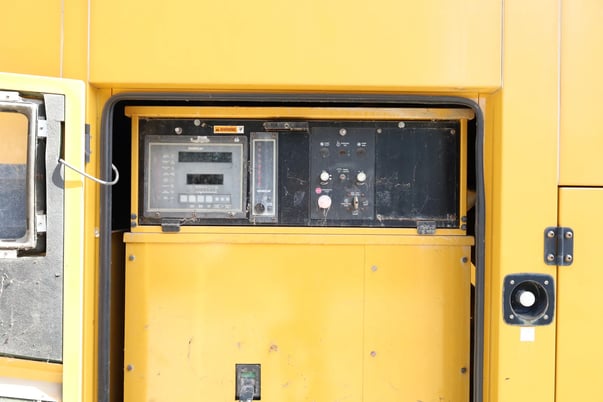 600 KW Caterpillar #3412, diesel generator, sound attenuated enclosure, 277/480 Volts, 11936 hours, 2003 - Image 6