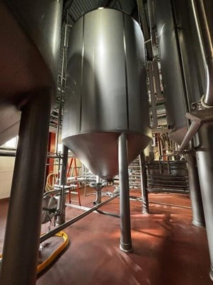 8300 gallon Mueller, Stainless Steel Jacketed Vertical Tank, 117" diameter x 143" height, 15 psi @ 100&deg;F - Image 2