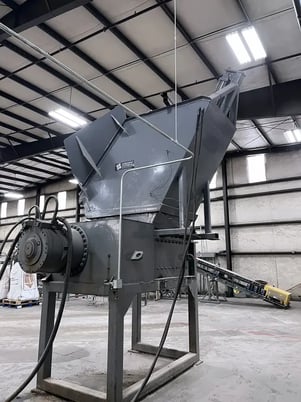 SSI Shredding Systems #3000-H, shredder, 200 HP, 30" x52" chamber, 16" x2" cutter, 6" shaft, 1990 - Image 2