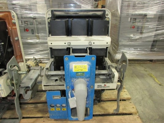 600 Amps, General Electric, AKU-2-25-M, manually operated, drawout, LI, 1200A fuses - Image 1