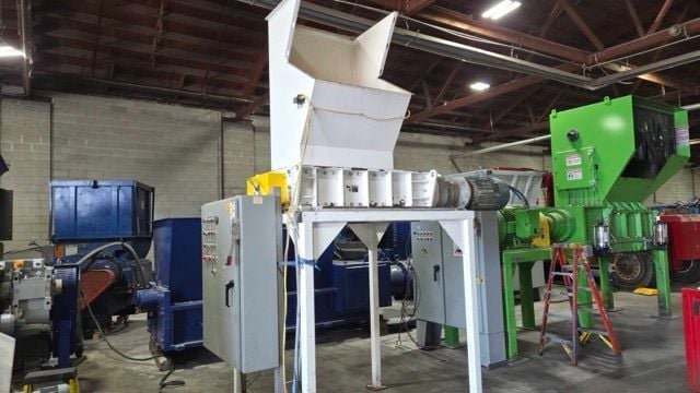 18" x 25" Twin shaft shear shredder with feed & discharge conveyors, 30 HP - Image 1