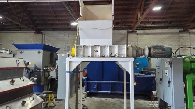 18" x 25" Twin shaft shear shredder with feed & discharge conveyors, 30 HP - Image 2