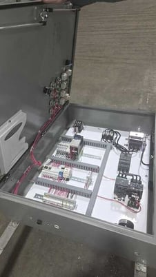 18" x 25" Twin shaft shear shredder with feed & discharge conveyors, 30 HP - Image 7